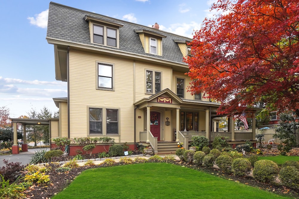 The DeBary Inn - carbon neutral hotel in Summit