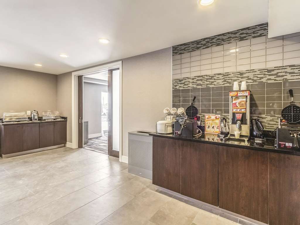 La Quinta Inn & Suites by Wyndham Cleveland Airport North - photo 42