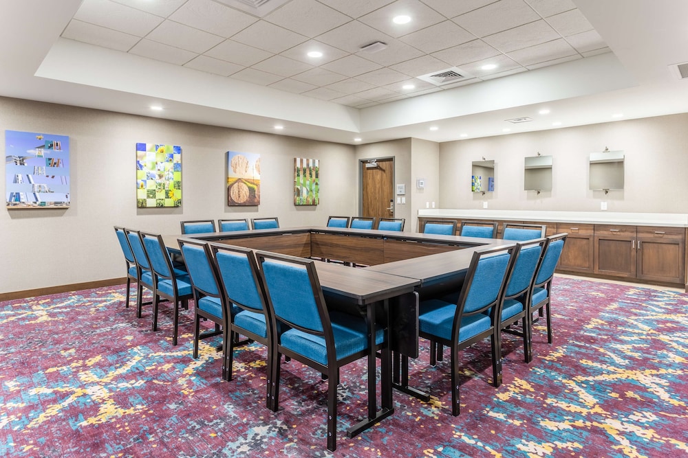 Hampton Inn and Suites Guymon - photo 36