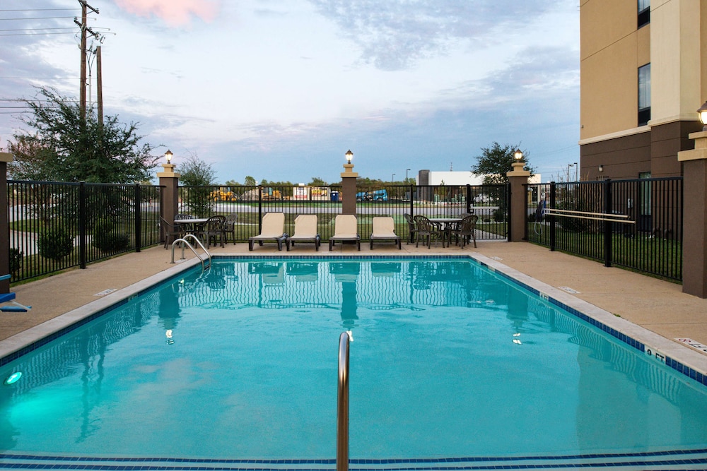 Hampton Inn & Suites Hutto Austin - photo 32