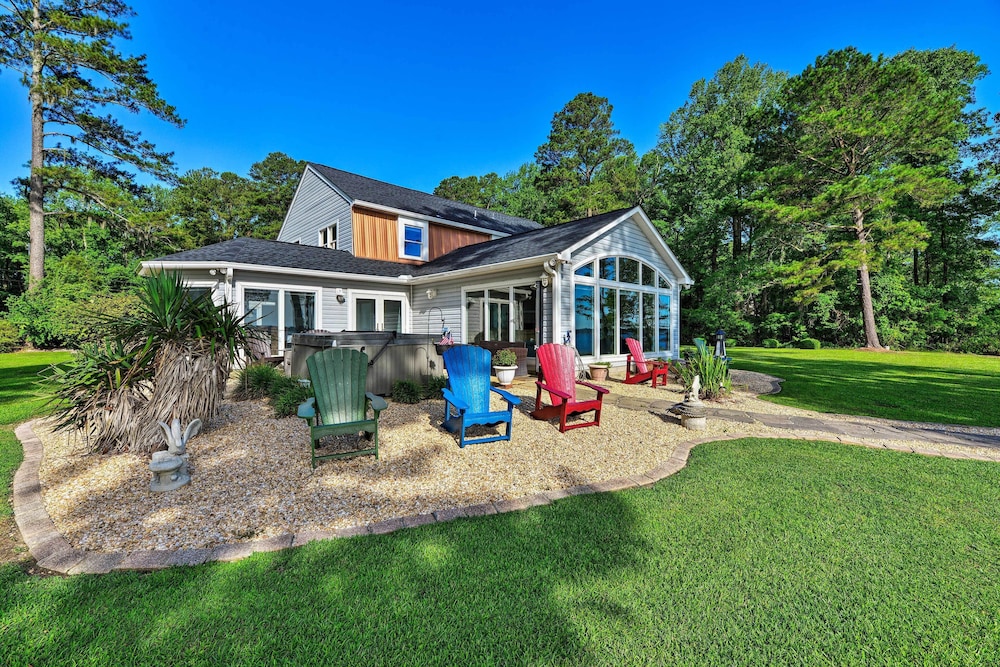 Bayfront Blounts Creek Home Private Beach and Dock — 4-Star Luxury Hotel in River Road, United States
