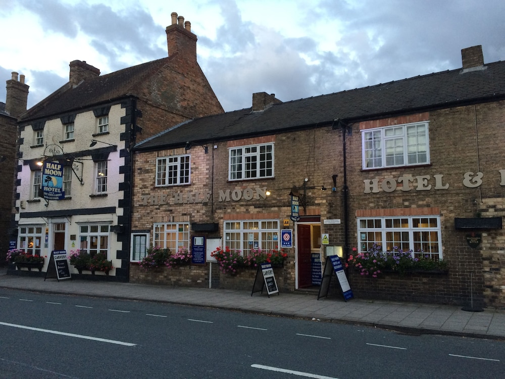 Half Moon Hotel — hotel in Alford