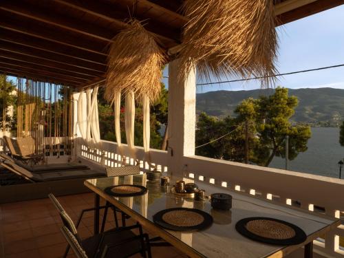 Seaview Apartment Poros Relaxing Beachfront Flat — 4-Star Luxury Hotel in Poros, Greece
