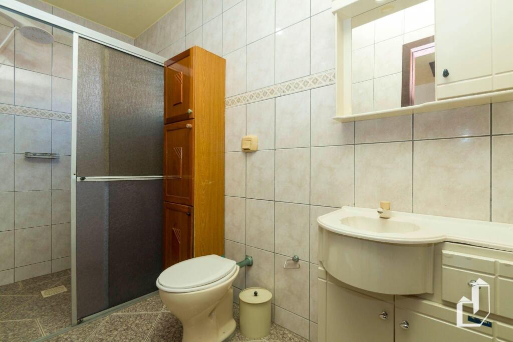 Casa com 03 dormitórios climatizados com berço
