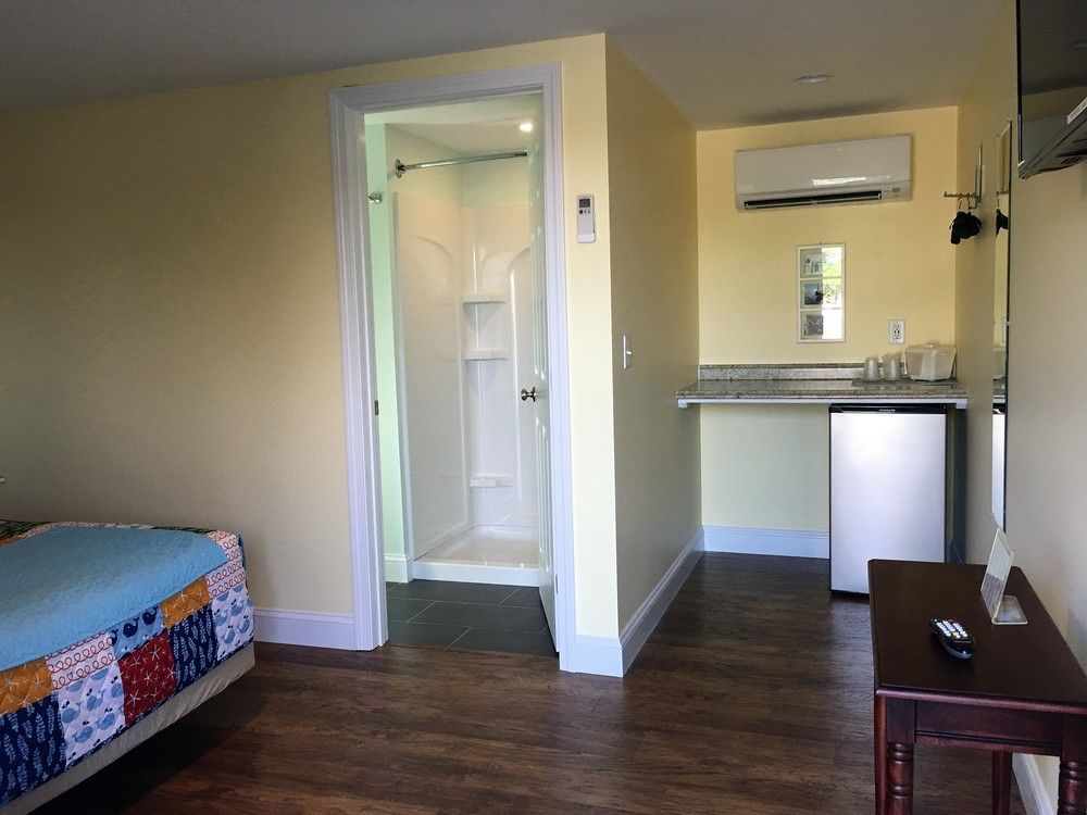 The Hyannis Star Motor Inn - photo 10