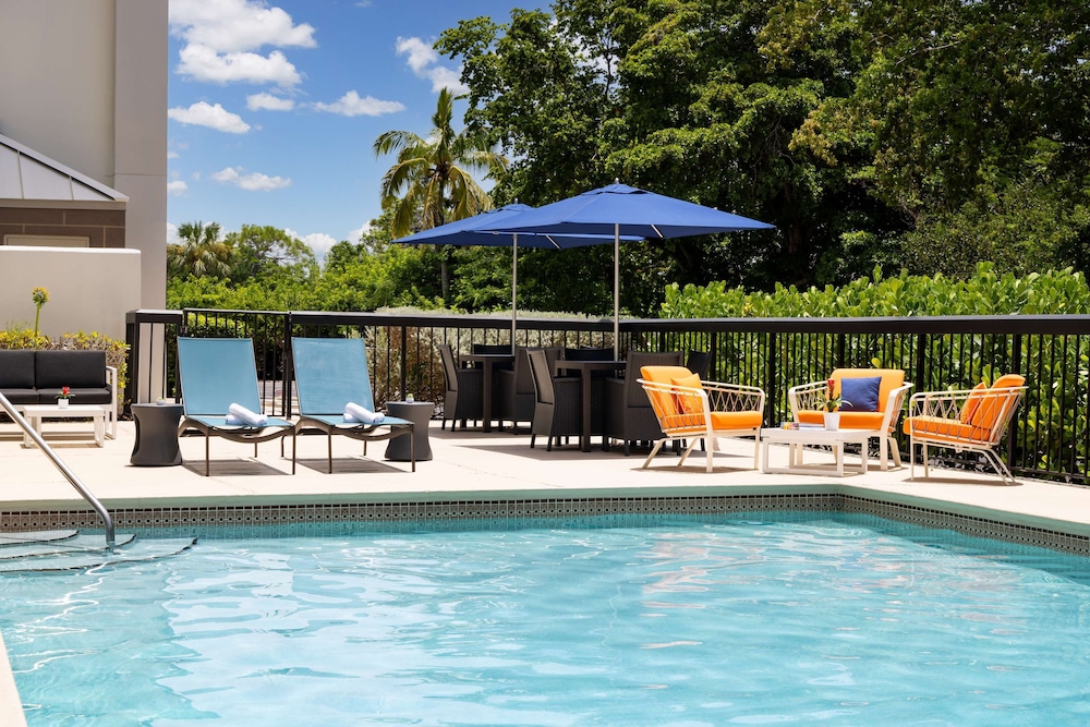 Hampton Inn Naples Central - carbon neutral hotel in Naples
