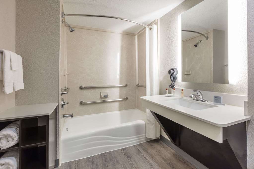 Wingate by Wyndham Dallas Love Field - photo 10