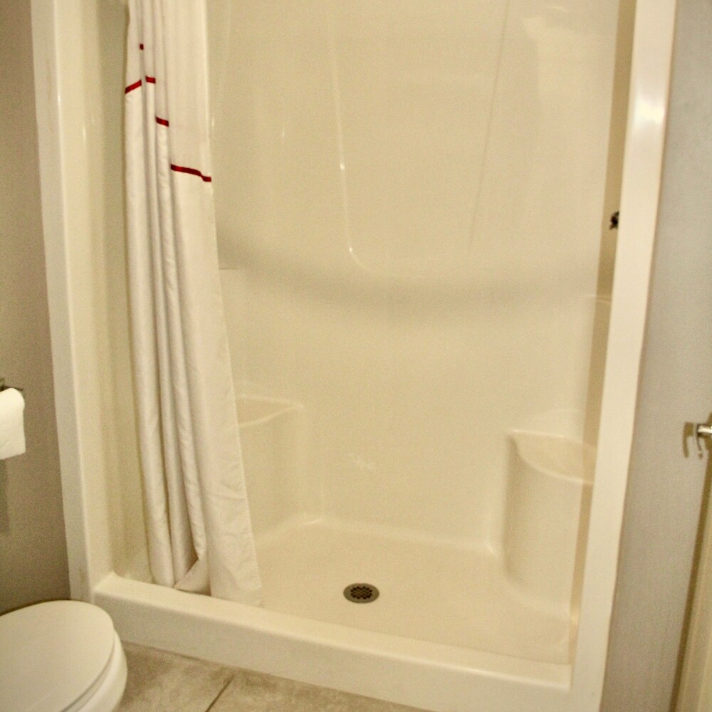 Red Roof Inn & Suites Lake Orion Auburn Hills - photo 11
