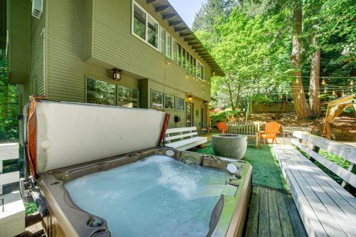 8 Mi to Dtwn Seattle: Pet friendly Apt w Hot Tub — 4-Star Luxury Hotel in Mercer Island, United States
