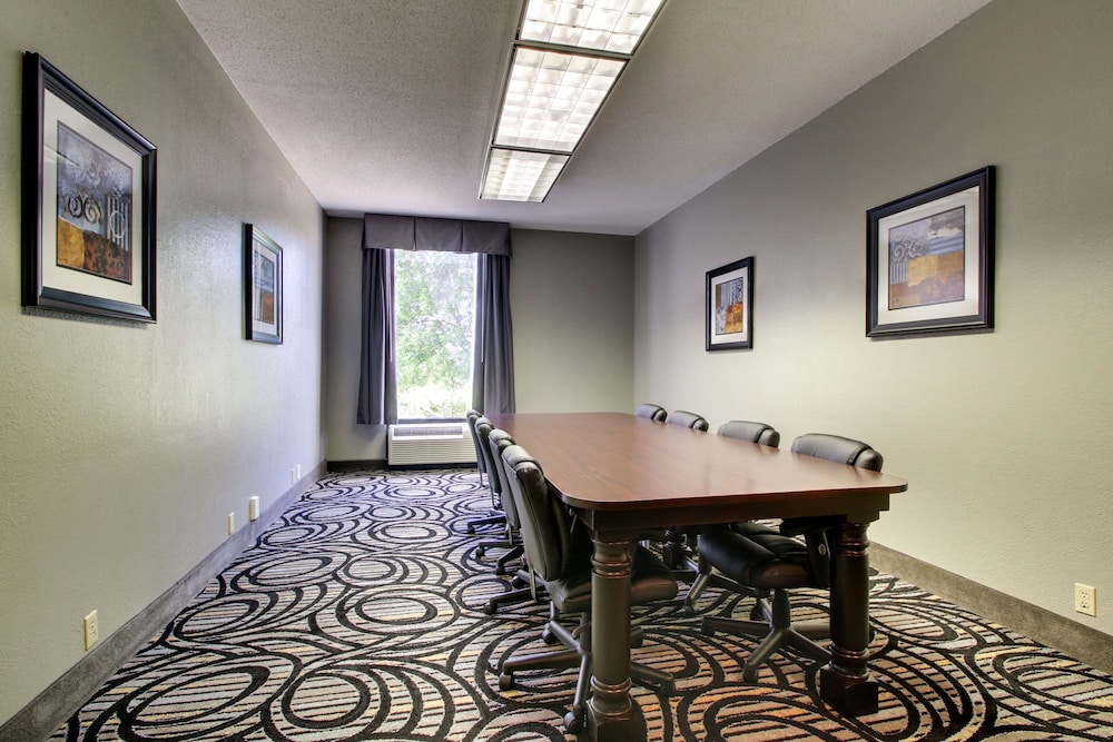 Hampton Inn Rolla - photo 37