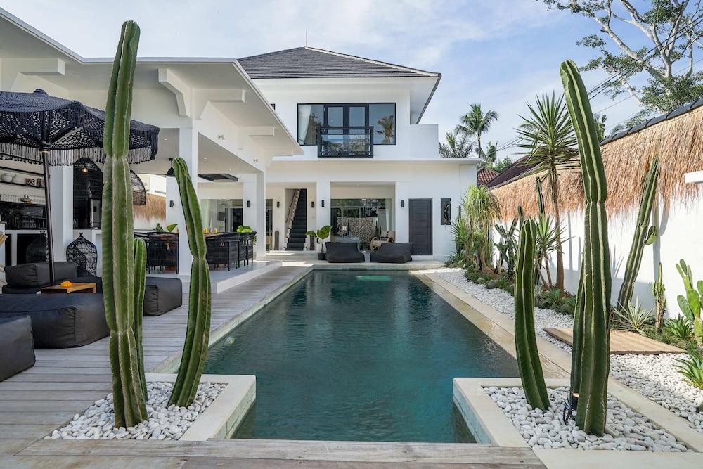 Villa Laut Sumptuous 4BR Luxury Villa within Walking Distance to Seseh Beach — 4-Star Luxury Hotel in Canggu, Indonesia