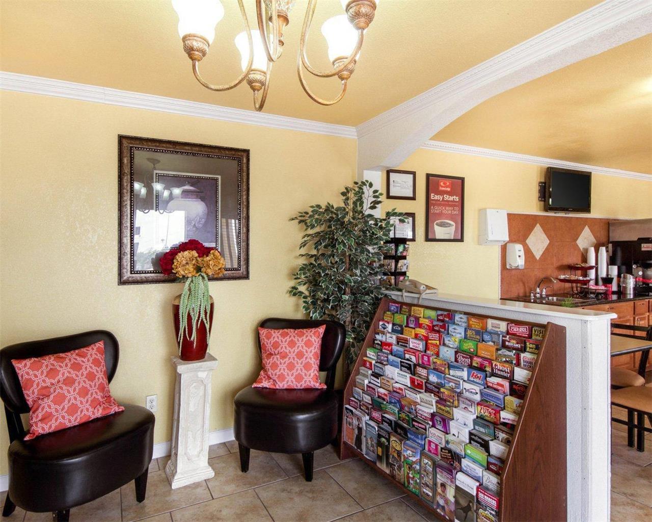 Econo Lodge Inn & Suites Coliseum - photo 8