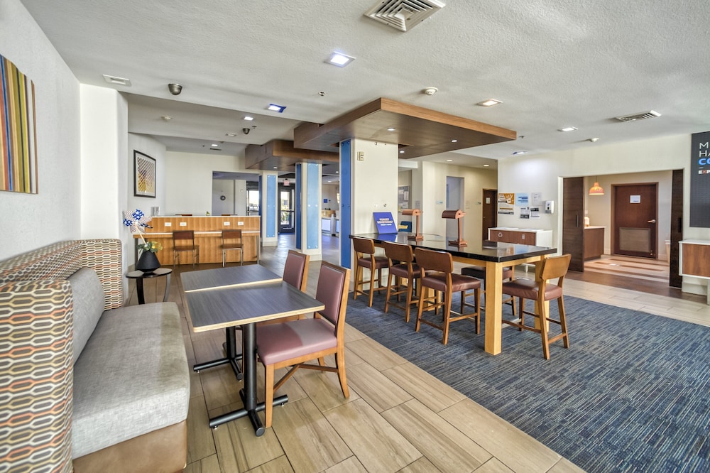 Holiday Inn Express Suites Beeville by IHG - photo 43