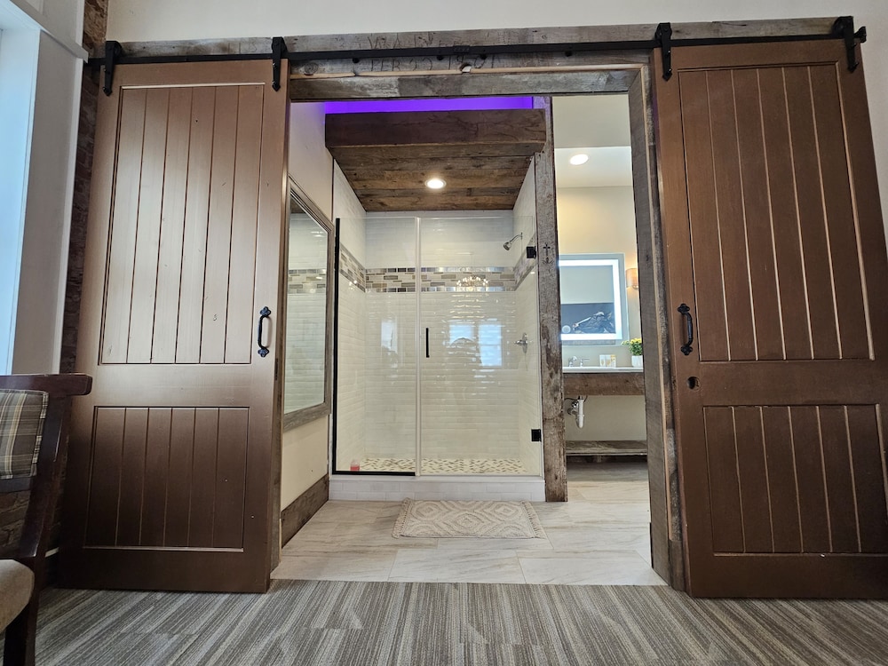 Eaglescape Suites and Event Center - photo 24