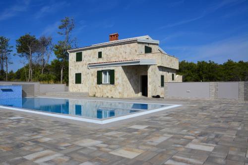 Apartment Sana 1 — 4-Star Luxury Hotel in Vir, Croatia