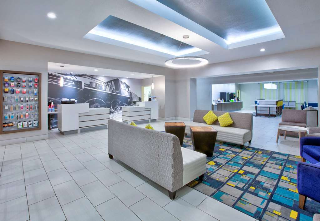 La Quinta Inn & Suites by Wyndham Palestine - photo 8