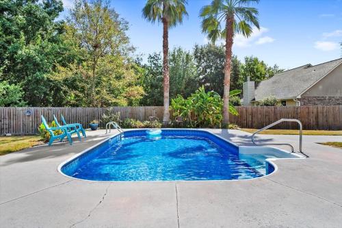 Endless Summer Retreat with Private Pool near Beach — hotel in Gautier