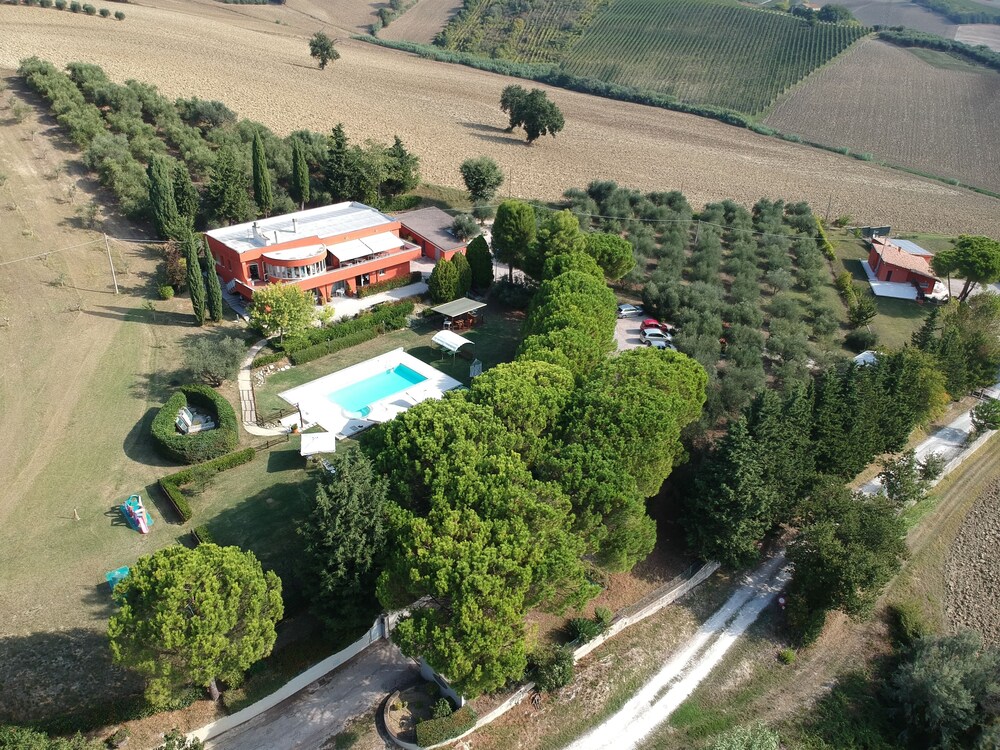 Villa Lorena — 4-Star Luxury Hotel in Morro D'alba, Italy