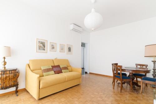GuestHost M4 California Bright Apartment — 4-Star Luxury Hotel in Milan, Italy