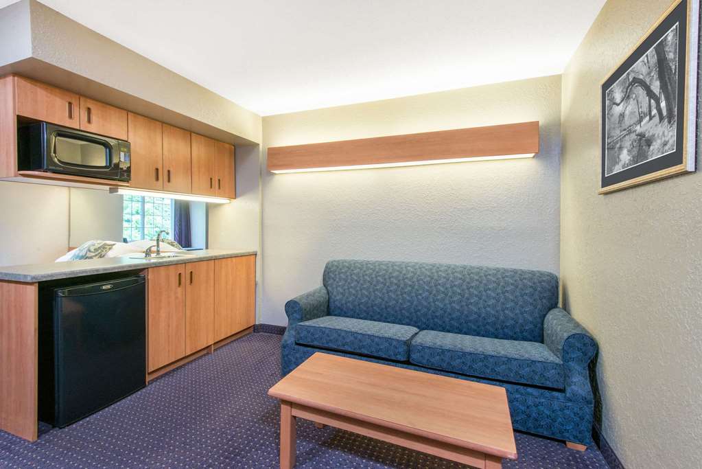Microtel Inn & Suites by Wyndham Hazelton Bruceton Mills - photo 12
