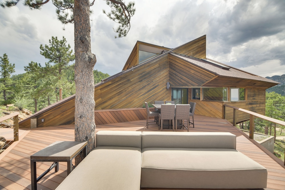 Boulder Barrett House on Mtn Peak with Hot Tub — 4-Star Luxury Hotel in Boulder, United States