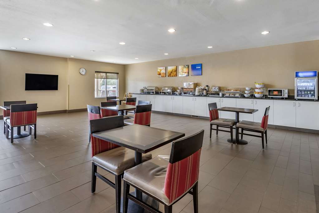 Comfort Suites Coralville I 80 - photo 33