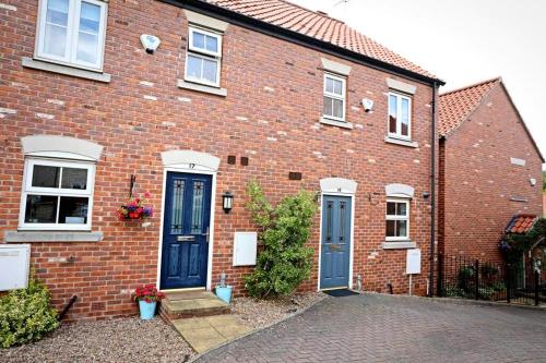 Stylish Village Townhouse w Parking Near Leeds & York