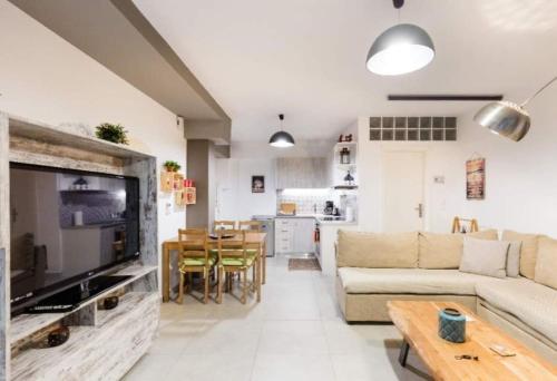 Lovely and spacious apartment — 4-Star Luxury Hotel in Athens, Greece