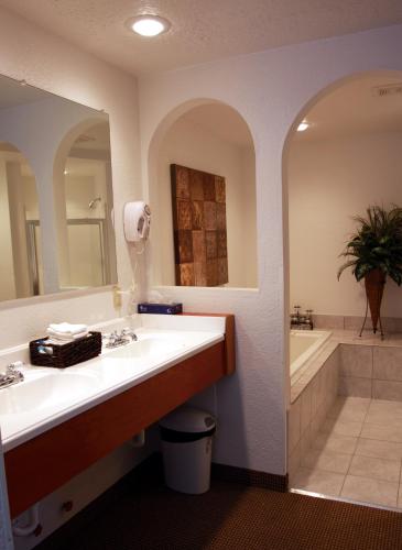 Western Royal Inn - photo 6