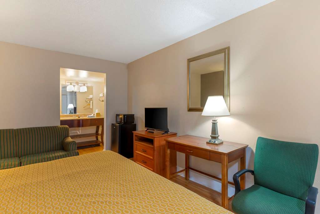 Rodeway Inn Colonial Heights I 95 - photo 11