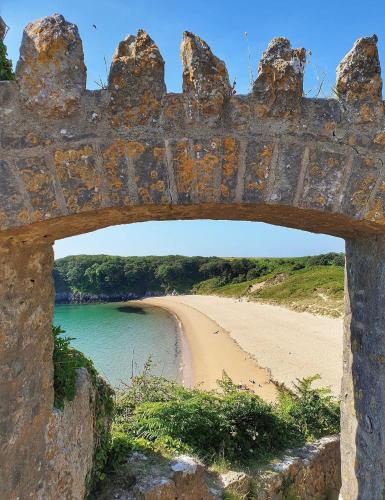 Pembrokeshire Near Beach With A Hot Tub in Pembroke, United Kingdom