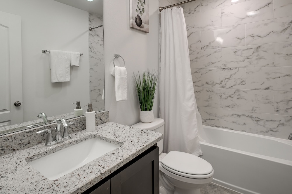 Luxurious Laredo Getaway Unwind in Style - photo 20