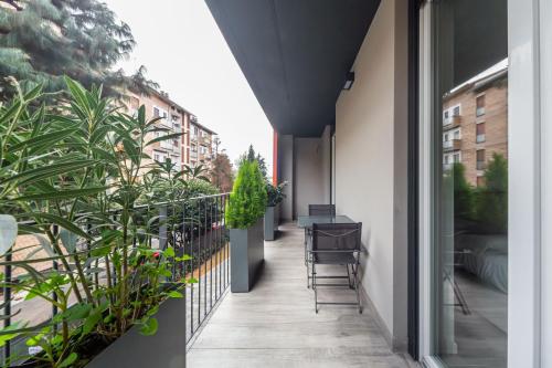 GuestHost Comfy APT with Private Parking & Balcony — 4-Star Luxury Hotel in Milan, Italy
