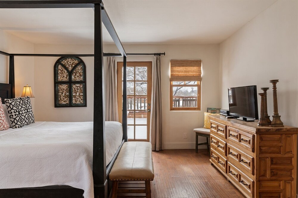Tecolote Authentic Home Right Next to The Plaza Hot Tub Roof Deck — 4-Star Luxury Hotel in Santa Fe, United States