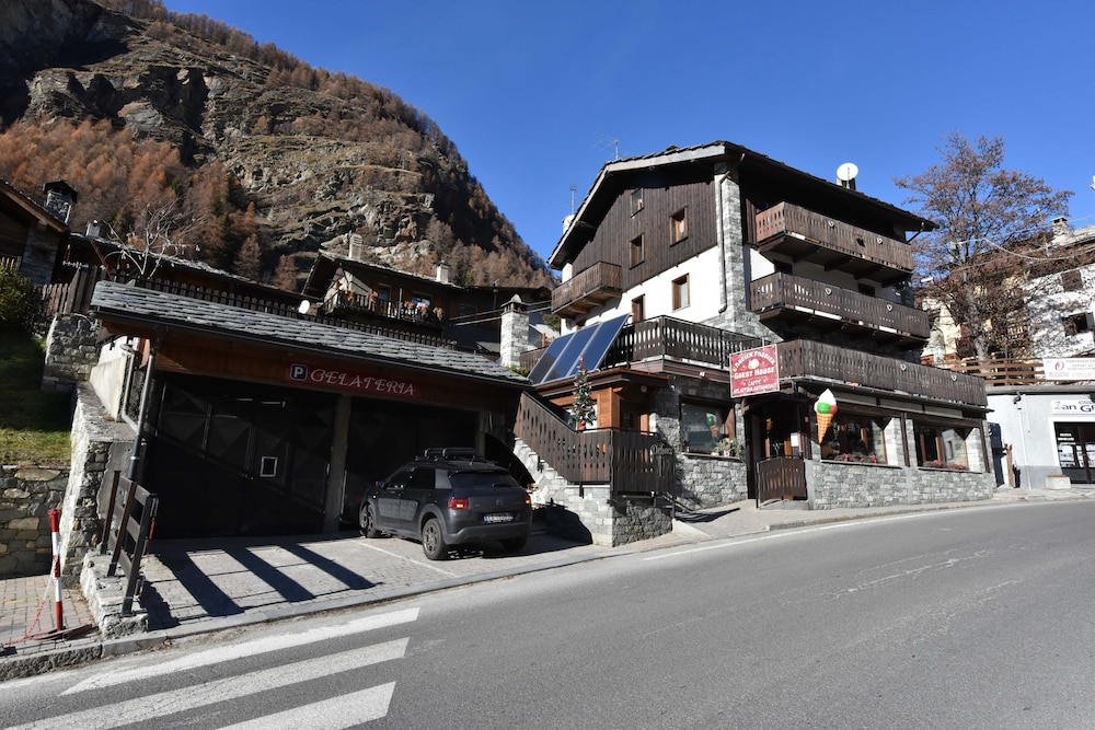 L'Ancien Paquier Chambre D'Hotes — 4-Star Luxury Hotel in Valtournenche, Italy