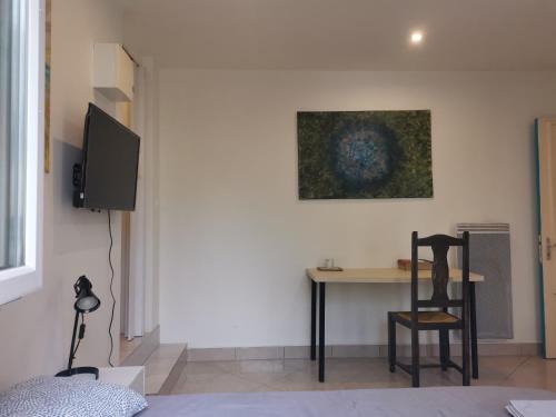 Cosy Studio Pour Deux Personnes — hotel in Vitry-Sur-Seine
