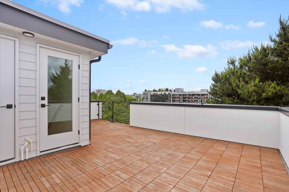 3Br 2.5Ba Rooftop View Green Lake Hideaway - photo 12