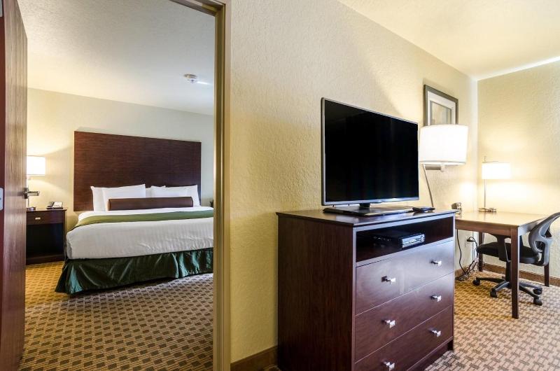 Cobblestone Inn & Suites Eaton - photo 6