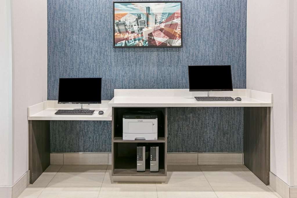 La Quinta Inn & Suites by Wyndham DFW West Glade Parks - photo 28