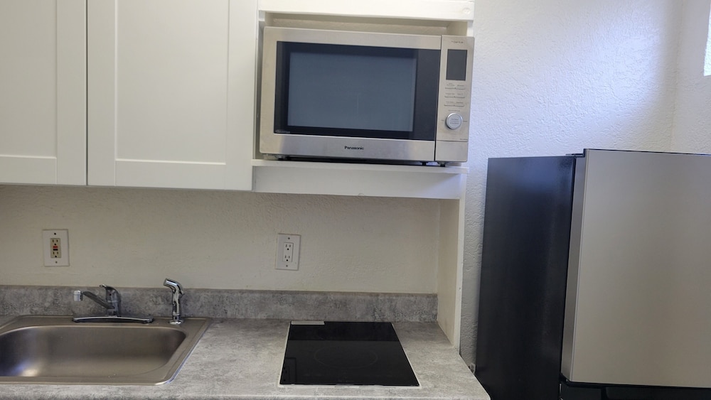 MC Pacific Inn & Suites - photo 13