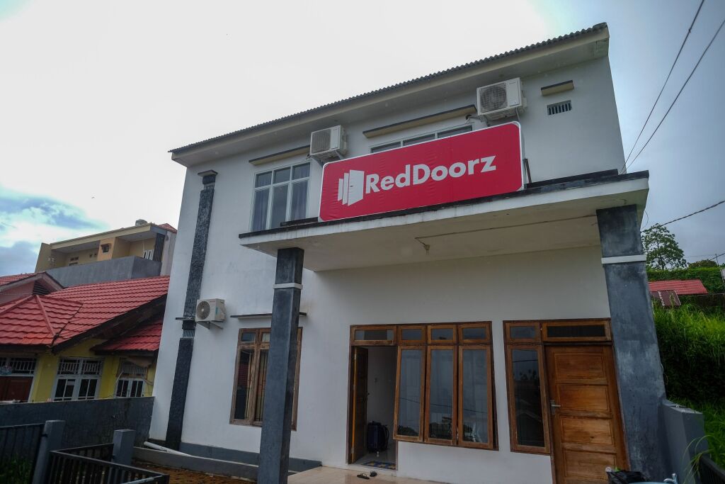 Reddoorz Near De La Salle Manado — Manado