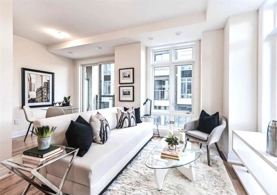 Luxe Toronto Townhome Rooftop Terrace Parking — 4-Star Luxury Hotel in Toronto, Canada