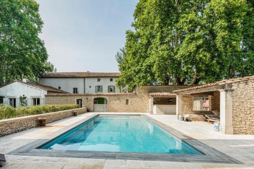 Beautiful Provencal Mas with Swimming Pool in Le Thor, France