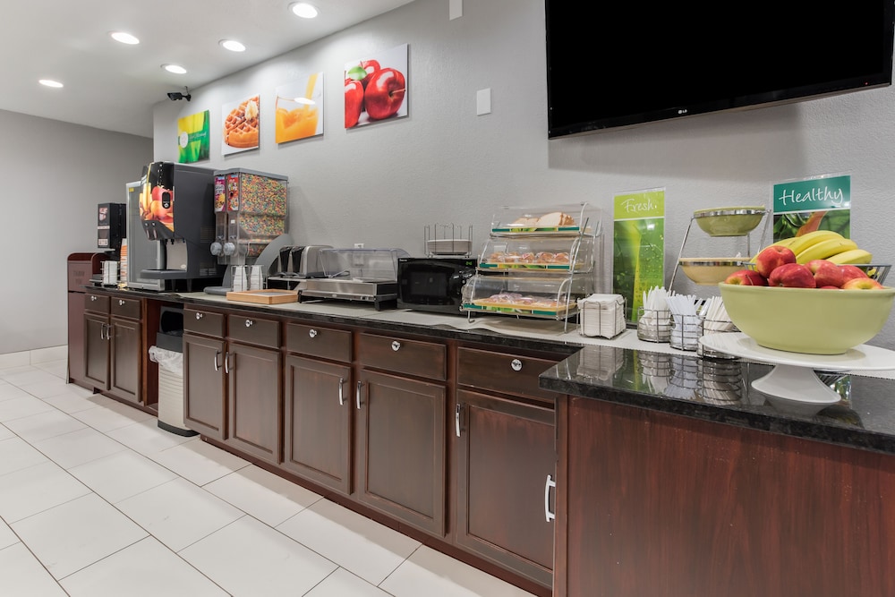 Quality Inn & Suites Cincinnati Uptown Norwood - photo 34