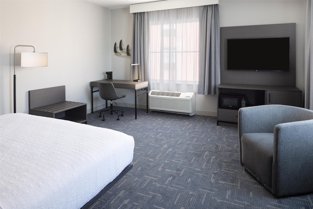 Hampton Inn & Suites Portsmouth Downtown - photo 16