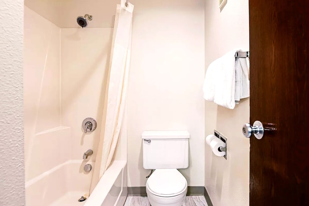 Norwood Inn & Suites Milwaukee - photo 26