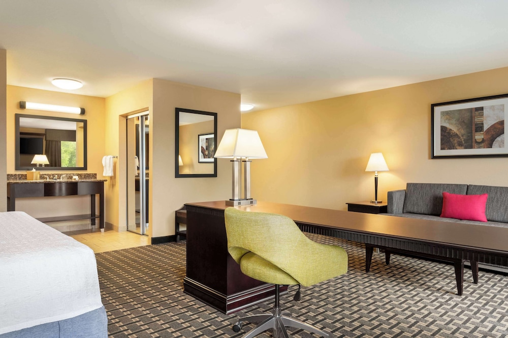 Hampton Inn and Suites Pine Bluff - photo 13