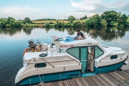 Bateau sans permis 2 cabines 6 couchages pet-friendly hotel Grez-Neuville
