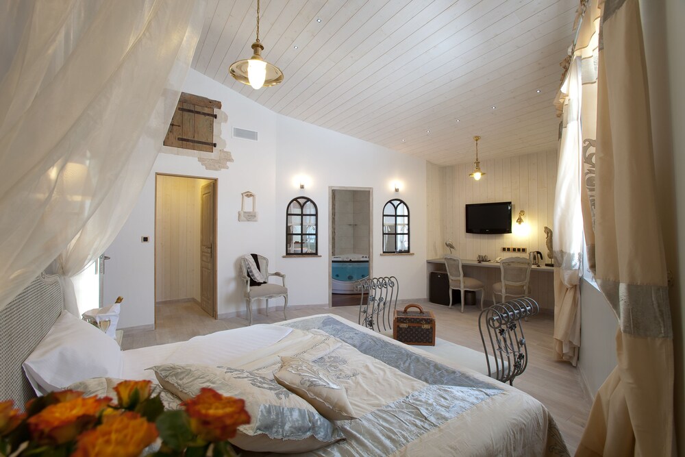 Chambre d'hôtes Hôte des Portes Île de Ré — 4-Star Luxury Hotel in La Rochelle, France