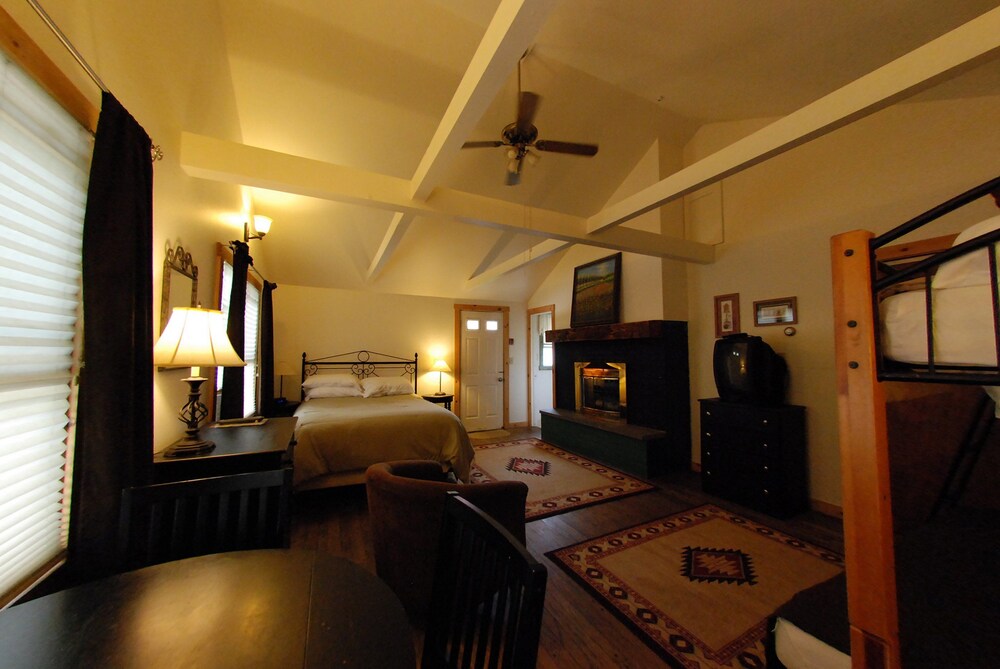 Hyde Away Inn - photo 9